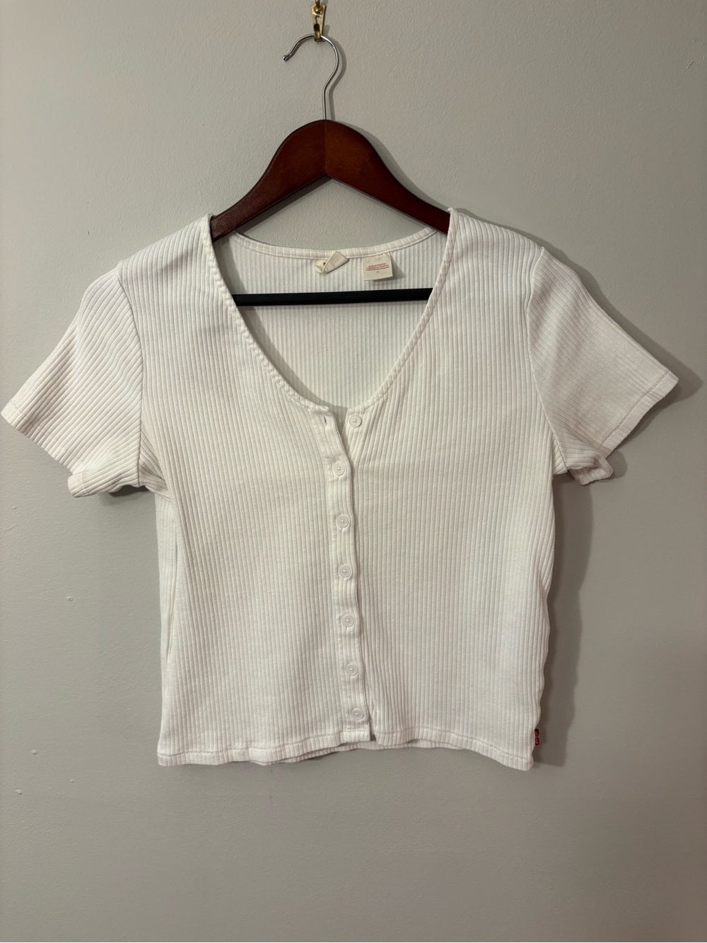 Levi's Ribbed Button-Front V-Neck Top — White — Size M 🤍